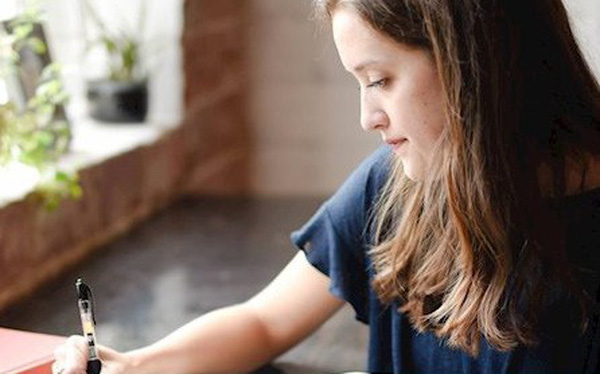 Bí quyết của cô gái kiếm 6.000 USD mỗi ngày nhờ viết trích dẫn "mùi mẫn" trên Instagram