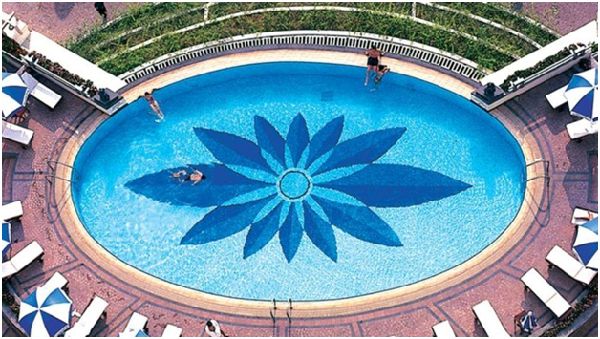 “Vẽ tranh” tuyệt đẹp dưới đáy hồ bơi bằng gạch thủy tinh Mosaic