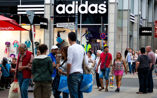 Hợp tác bán hàng online với Amazon nhưng CEO của Adidas lại gọi đây là một 'cuộc chiến' mạo hiểm