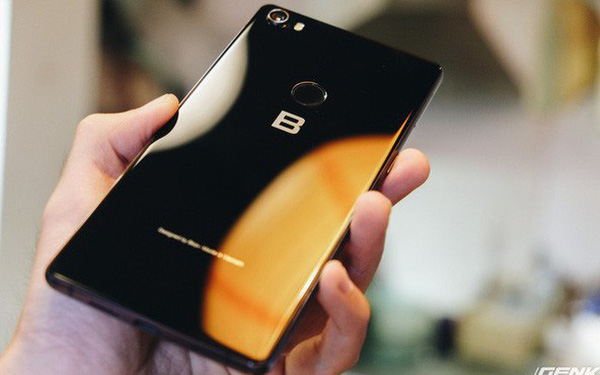Lý do Bphone 3 không xuất hiện trên hệ thống Thế Giới Di Động như trước đây: Nhân viên bán hàng toàn hướng người dùng đến sản phẩm của Apple, Samsung hay Xiaomi