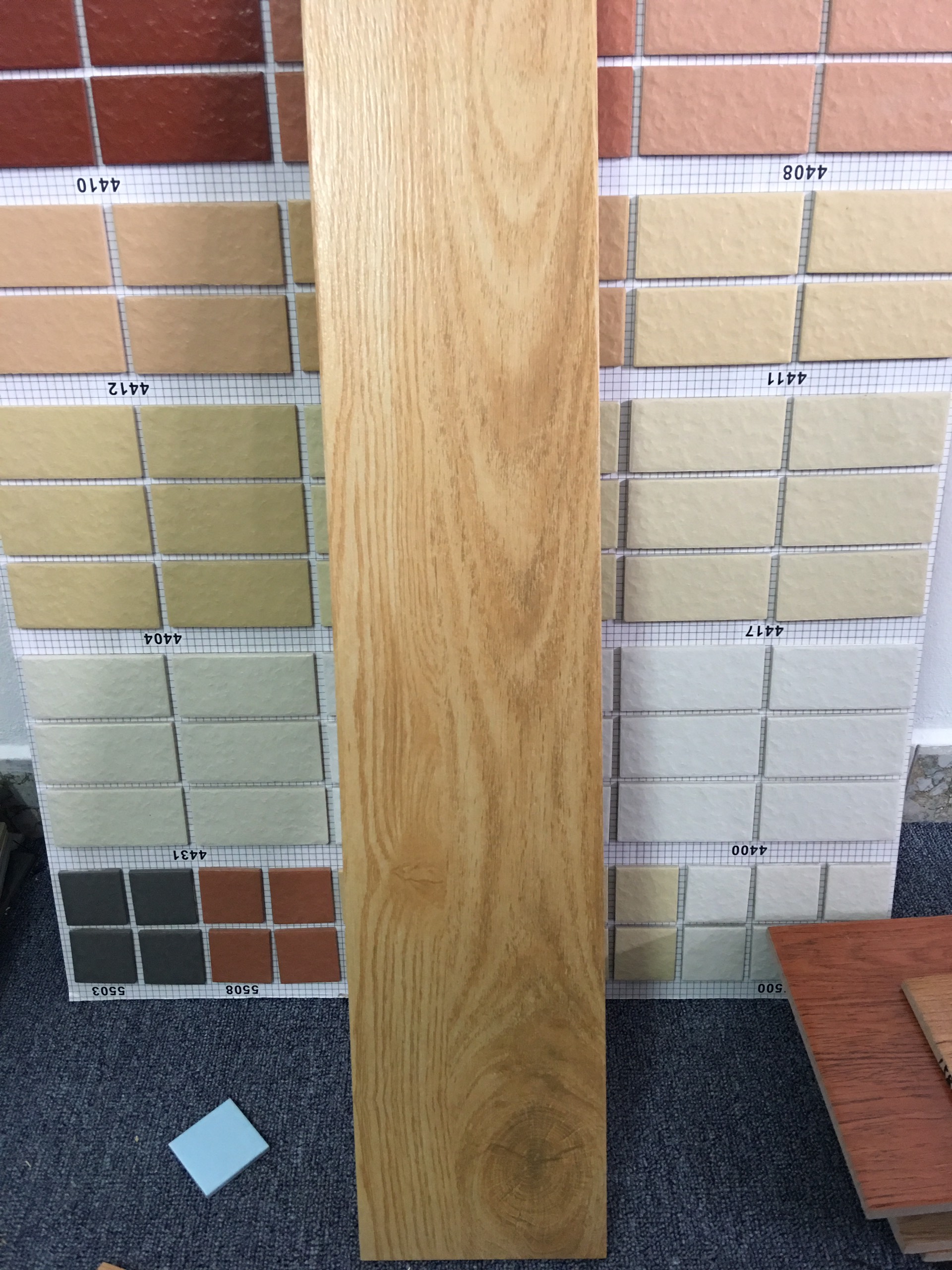 Gạch nhập khẩu Trung Quốc vân gỗ Mã 15801