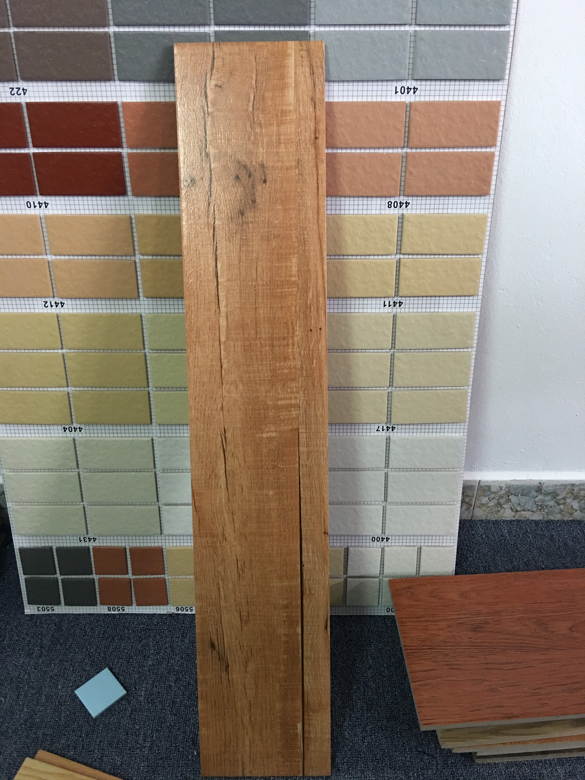 Gạch nhập khẩu Trung Quốc vân gỗ Mã 15815